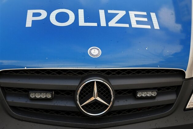 Chemnitz: 32-Jähriger bedroht Fahrgäste in Straßenbahn mit Waffe - 