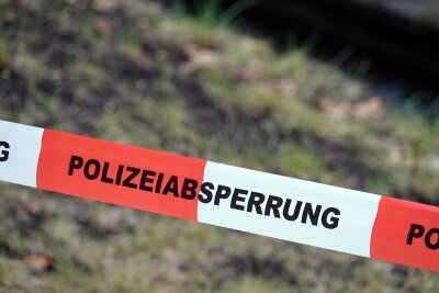 Chemnitz: 38-Jähriger stirbt nach Sturz vom Dachgeschoss - 