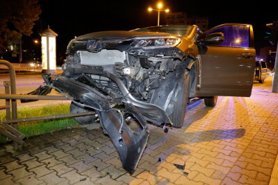 Chemnitz: 79-jähriger Pkw-Fahrer auf Geländer gefahren - 
