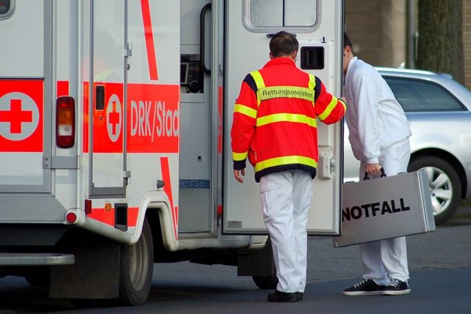Chemnitz: 82-Jähriger fährt nach Unfall noch Mitfahrerin an - 