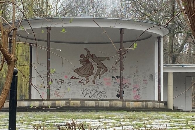 Chemnitz: Ärger über Vandalismus am Schloßteichpavillon - Der beschmierte Pavillon am Schloßteich. 