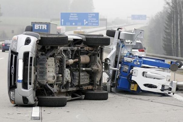 Chemnitz: Anhänger auf Autobahn umgekippt - 