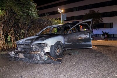 Chemnitz: Audi auf der Yorckstraße in Flammen - 