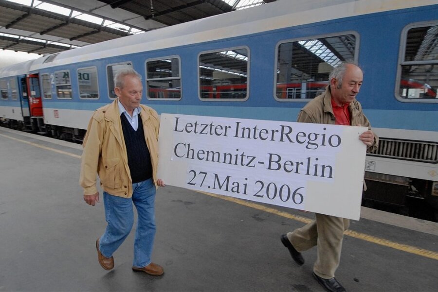 Hauptbahnhof Chemnitz, Bahnsteig 5, am Nachmittag des 27. Mai 2006: Mitglieder des Freundeskreises Chemnitzer Lokführer verabschieden den letzten Interregio von Chemnitz nach Berlin. Der Zug war der letzte seiner Art in ganz Deutschland - und markierte den Anfang vom Ende der Direktverbindung in die Hauptstadt.