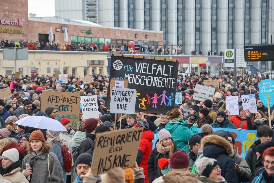 Chemnitz auf der Straße: Drei Demonstrationen für Freitag angemeldet - Am 21. Januar versammelten sich viele Menschen aus Chemnitz und der Region auf der Brückenstraße, um gegen Rechts zu demonstrieren. Am Freitag werden unter anderem zu diesem Thema erneut Kundgebungen stattfinden.