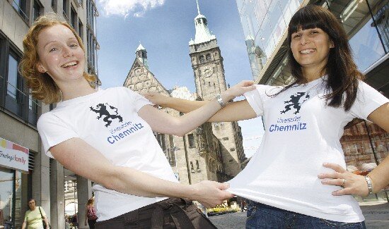 Chemnitz auf T-Shirts jetzt auch löwenstark - Sichtlich vergnügt präsentieren Susann Gernegroß (links) und Bettina Hofmann von der Tourismusgesellschaft CMT die neuen T-Shirts mit dem Aufdruck "Löwenstarkes Chemnitz".