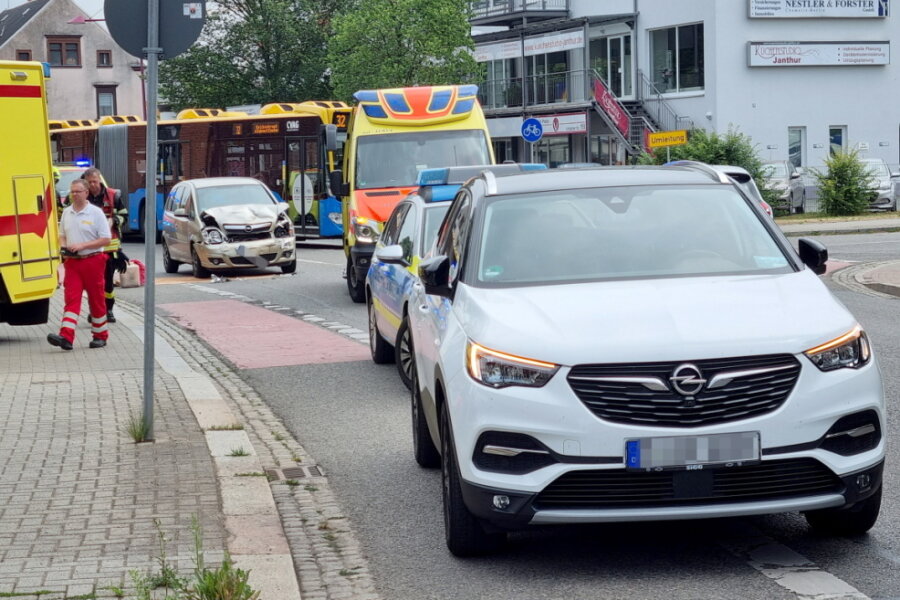 Ein Auffahrunfall hat sich am Mittwochmittag an der Totaltankstelle auf der Limbacher Straße ereignet.