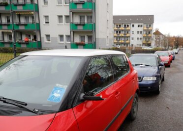 Chemnitz: Außenspiegel von Autos abgetreten - 