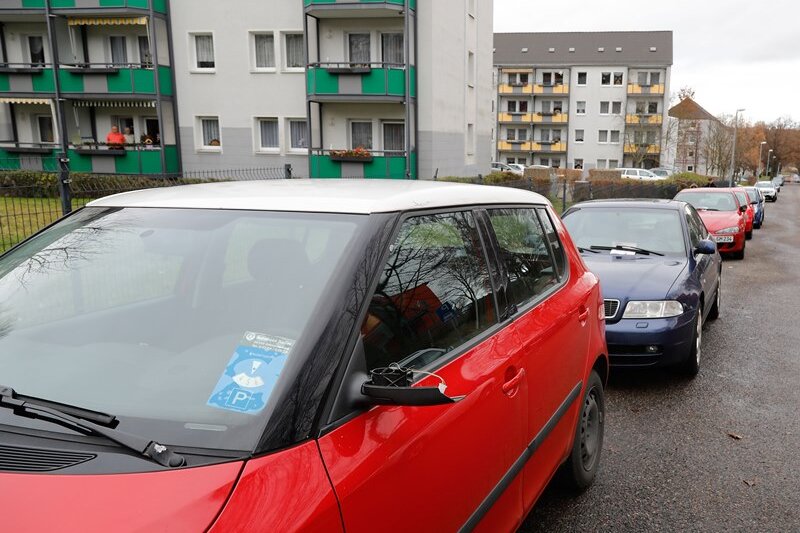 Chemnitz: Außenspiegel von Autos abgetreten - 