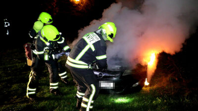 Chemnitz: Auto brennt vollständig aus - Der Opel Astra brannte vollständig aus.
