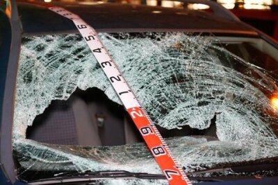 Chemnitz: Auto erfasst Passanten - zwei Senioren schwer verletzt - 