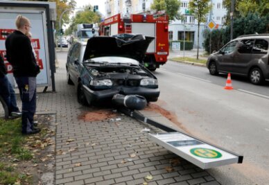 Chemnitz: Auto fährt Haltestellenschild um - 