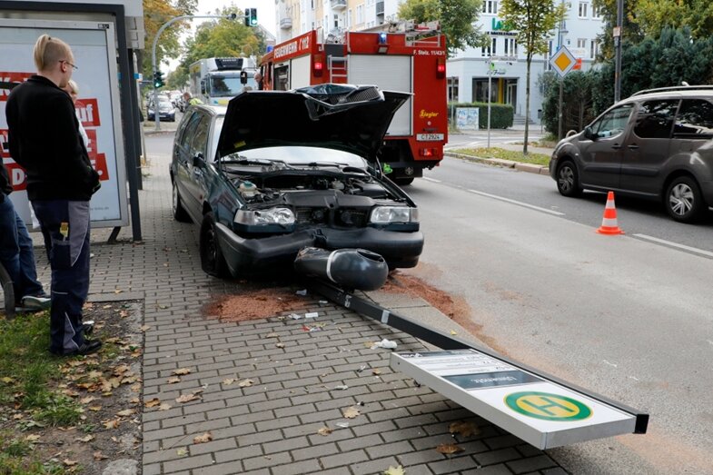 Chemnitz: Auto fährt Haltestellenschild um - 