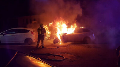Chemnitz: Auto in Brand geraten - Ein Pkw ist in der Nacht zu Sonntag in Brand geraten.