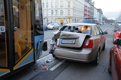 Chemnitz: Auto kollidiert mit Straßenbahn - Ein Unfall zwischen einer Straßenbahn und einem Auto in Chemnitz sorgte für Verkehrseinschränkungen.