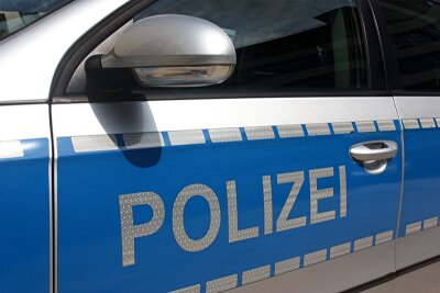 Chemnitz: Auto vermutlich von Brandstiftern angesteckt - 