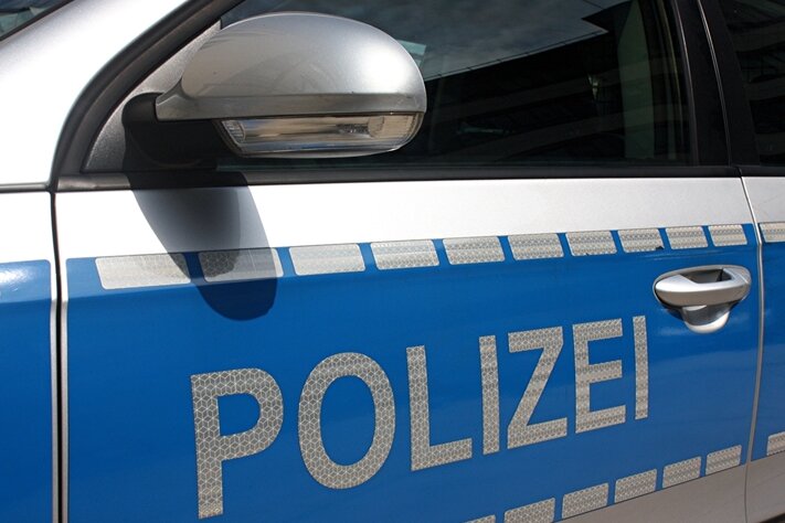Chemnitz: Auto vermutlich von Brandstiftern angesteckt - 
