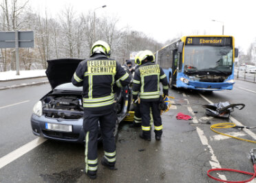 Chemnitz: Autofahrerin bei Kollision mit Linienbus verletzt - 