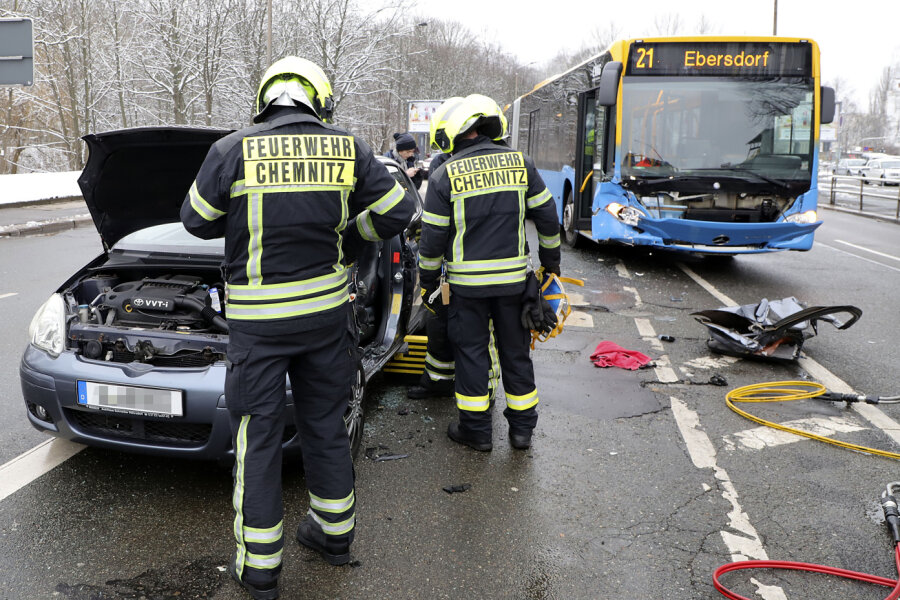 Chemnitz: Autofahrerin bei Kollision mit Linienbus verletzt - 