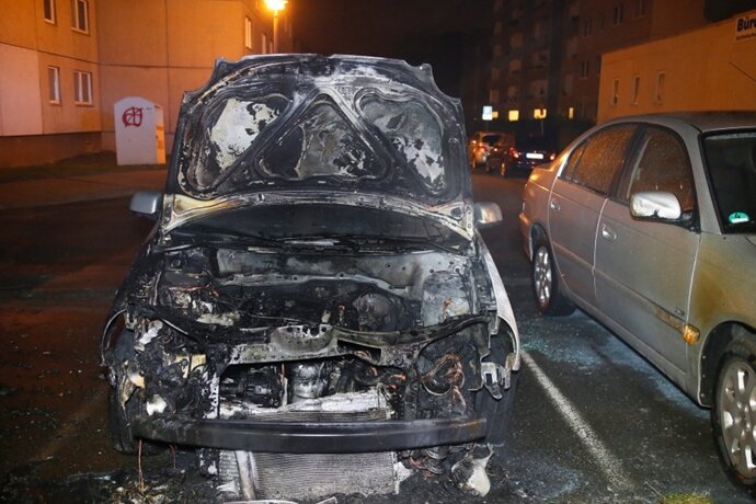 Chemnitz: Autos abgebrannt - Verdacht auf Brandstiftung - Dieser VW stand an der Leipziger Straße in Flammen.