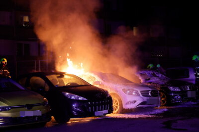 Chemnitz: Autos gehen in Flammen auf - 