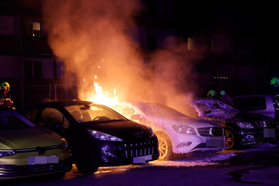 Chemnitz: Autos gehen in Flammen auf