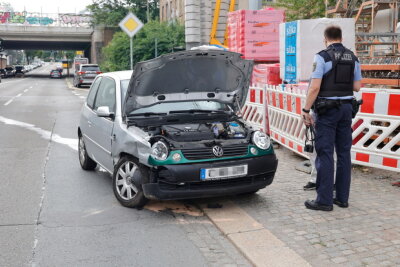 Chemnitz: Autos stoßen auf der August-Bebel-Straße zusammen - 