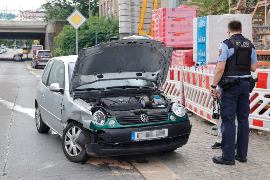 Chemnitz: Autos stoßen auf der August-Bebel-Straße zusammen