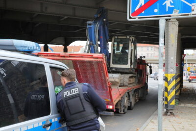 Chemnitz: Bagger klemmt unter Brücke am Südbahnhof - Zur Bergung wurde die Straße kurzzeitig gesperrt.