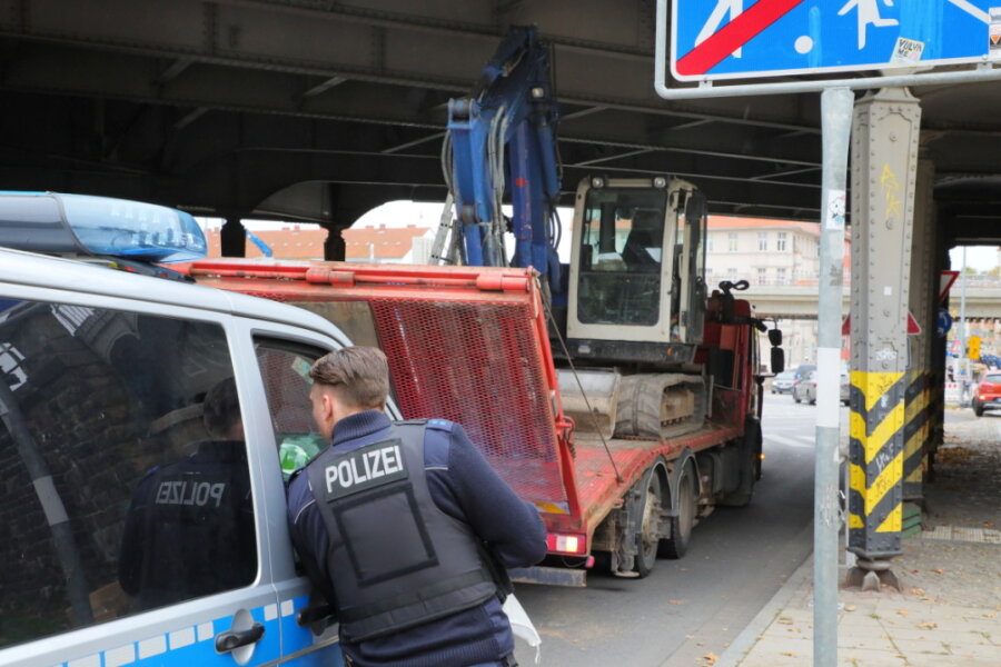 Chemnitz: Bagger klemmt unter Brücke am Südbahnhof - Zur Bergung wurde die Straße kurzzeitig gesperrt.