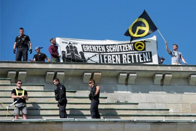 Chemnitz bald Anziehungspunkt für Rechtsextremisten europaweit? - Die bisher spektakulärste Aktion der Identitären Bewegung in Deutschland. 2016 gelang es den rechtsextremen Aktivisten, das Brandenburger Tor zu erklimmen und in bei Greenpeace-Aktionen abgeschautem Stil ihre Banner auszurollen.
