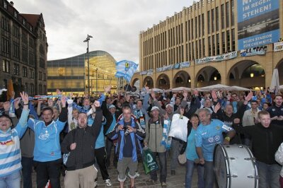 Jubel herrschte bei CFC-Fans und Stadion-Befürwortern unmittelbar nach der Entscheidung des Chemnitzer Stadtrates auf dem Neumarkt. Die Sitzung wurde auf einer Großleinwand übertragen.