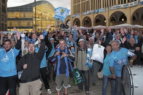 Jubel herrschte bei CFC-Fans und Stadion-Befürwortern unmittelbar nach der Entscheidung des Chemnitzer Stadtrates auf dem Neumarkt. Die Sitzung wurde auf einer Großleinwand übertragen.