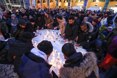 Chemnitz begeht zum 23. Mal den Friedenstag: Das ist am 5. März geplant - Bei der Abschlusskundgebung auf dem Neumarkt wurden zum Friedenstag 2023 Kerzen angezündet.