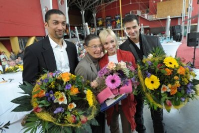 Die vierfachen Eiskunstlauf-Weltmeister Aljona Savchenko und Robin Szolkowy sind am Dienstag feierlich in Chemnitz empfangen worden. Hier im Bild mit Jutta Müller..