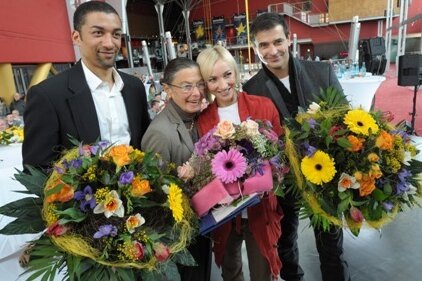 Die vierfachen Eiskunstlauf-Weltmeister Aljona Savchenko und Robin Szolkowy sind am Dienstag feierlich in Chemnitz empfangen worden. Hier im Bild mit Jutta Müller..