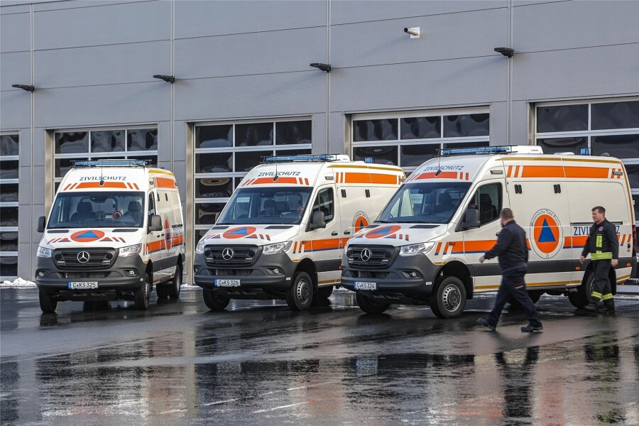 Chemnitz bekommt neue Krankentransporter für den Katastrophenschutz - Drei neue Krankentransportwagen wurden am Dienstag an die Medizinische Taskforce Chemnitz übergeben. Deutschlandweit werden 61 Stützpunkte für den Zivilschutz ausgerüstet.