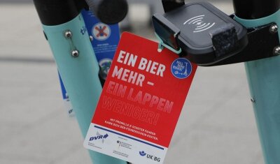 Chemnitz: Betrunkener E-Scooter-Fahrer stürzt schwer - 