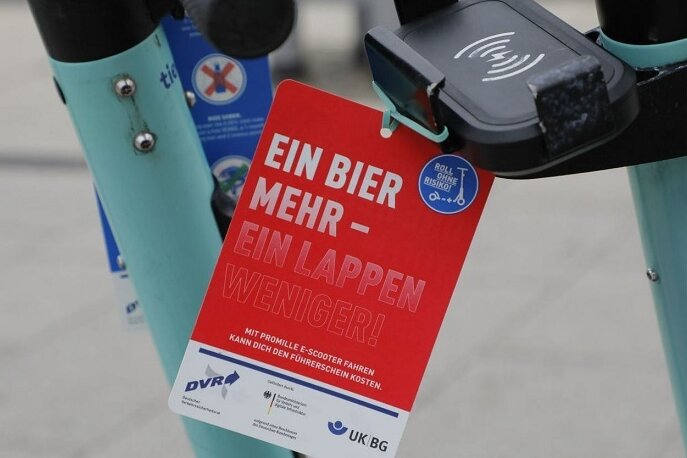 Chemnitz: Betrunkener E-Scooter-Fahrer stürzt schwer
