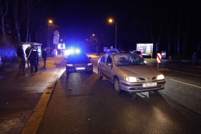 Chemnitz: Betrunkener Fußgänger stößt mit Renault zusammen - In Chemnitz wurde ein Fußgänger bei einem Unfall mit einem Renault schwer verletzt.