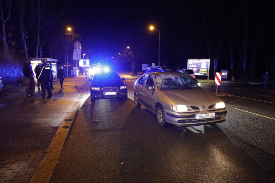 Chemnitz: Betrunkener Fußgänger stößt mit Renault zusammen - In Chemnitz wurde ein Fußgänger bei einem Unfall mit einem Renault schwer verletzt.
