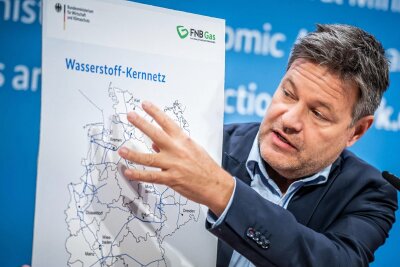 Chemnitz bleibt beim Wasserstoffnetz vorerst außen vor - Bundeswirtschaftsminister Robert Habeck stellte die Pläne für ein Wasserstoffkernnetz vor.