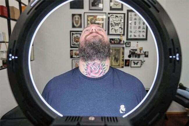 Chemnitz bleibt bunt: Tätowierer stechen weiterhin farbige Tattoos - Philipp Hübert zeigt sein farbiges Hals-Tattoo, welches er im eigenen Tattoo-Studio gestochen hat. 