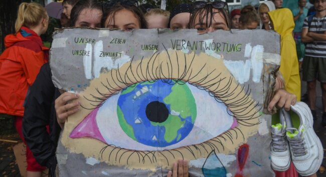 Chemnitz bleibt ohne Klimaschutz-Manager - Auch in Chemnitz gehen junge Leute seit Jahren für mehr Klimaschutz auf die Straße. Während in anderen Kommunen eigene Manager, Koordinatoren oder ganze Stäbe sich des Themas annehmen, wird Chemnitz nach dem Willen der Stadtratsmehrheit auf derlei Strukturen weiterhin verzichten. 