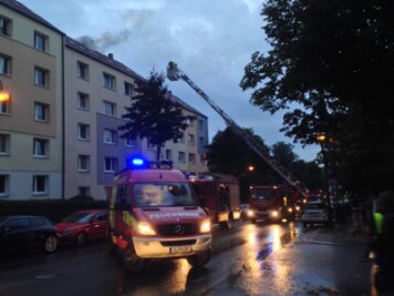Chemnitz: Blitz schlägt in Haus ein - Dachstuhl in Flammen - 