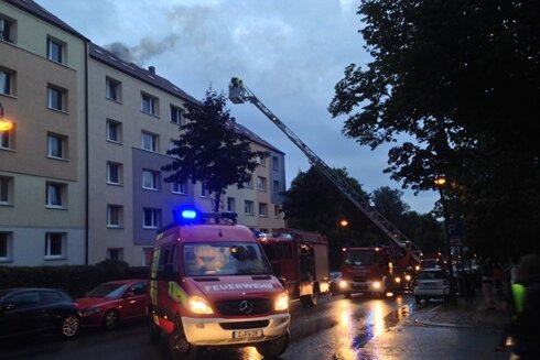 Chemnitz: Blitz schlägt in Haus ein - Dachstuhl in Flammen - 