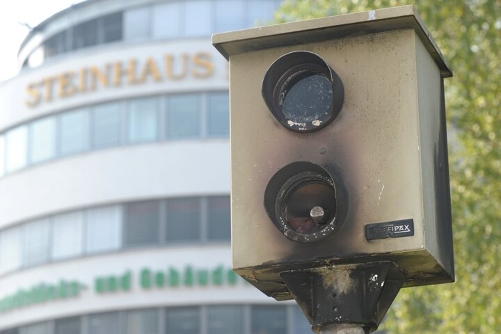 Chemnitz: Blitzer-Aufnahmen überstehen Brandanschlag - Der Ampel-Blitzer an der Clausstraße war am 21. August angezündet worden. Die Anlage ist mittlerweile wieder repariert.
