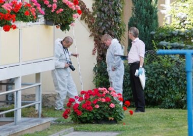 Tatort Senefelderstraße, 30. September: Ermittler untersuchen Spuren vorm Balkon der Wohnung, in der Michael K. starb.  