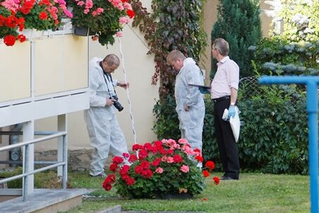 Tatort Senefelderstraße, 30. September: Ermittler untersuchen Spuren vorm Balkon der Wohnung, in der Michael K. starb.  