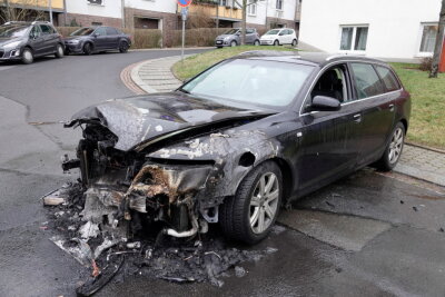 Chemnitz: BMW gerät in Brand -  Laut Polizei war vermutlich ein technischer Defekt Ursache für den Brand.